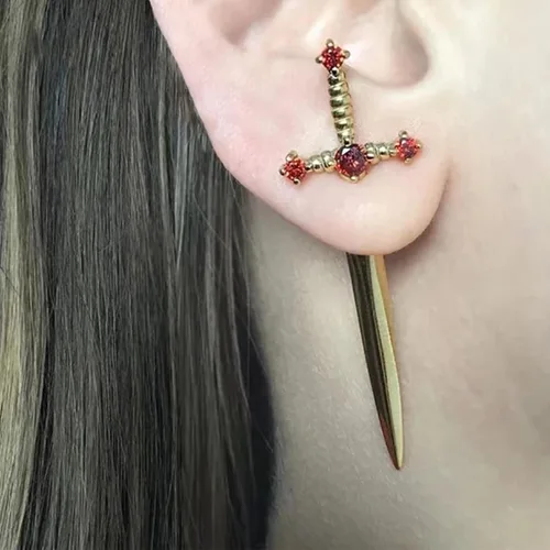 Vista 2 de Aretes de espada para mujer, estilo gótico, rojo y negro, aretes de espada de cristal vintage, para cumpleaños, Halloween, Navidad, regalos