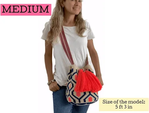 Vista 3 de Original Wayuu Mochila Bag For Women, Colombian boho bags, Handmade With Big Nice-Looking Tassels