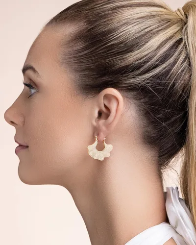 Vista 2 de Aretes chapados en oro de 18 quilates con diseño de flores esmaltadas en color blanco crema para mujer, delicados, atrevidos, retro, hechos a mano