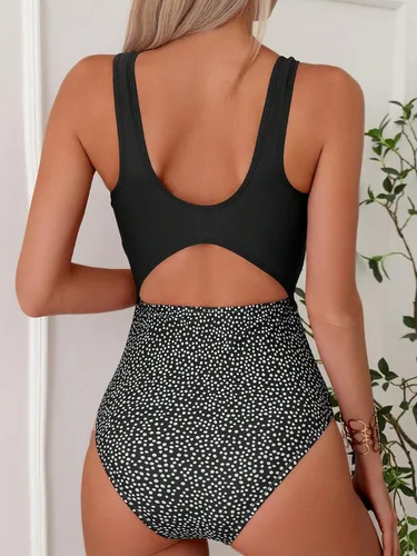 Vista 2 de WDIRARA Traje de baño de una pieza con estampado gráfico bohemio recortado para mujer