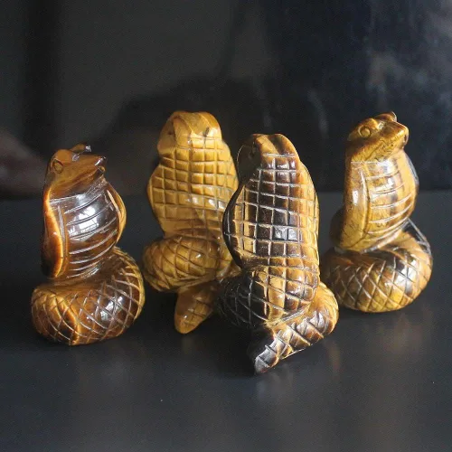 Vista 4 de Figura de serpiente de ojo de tigre dorado tallada a mano de 2 pulgadas con piedra preciosa tallada a mano para decoración del hogar