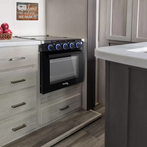 Vista 2 de Estufa RecPro RV de acabado negro Estufa de gas de 21" de altura Tres quemadores de 6500 y 8000 BTU Horno de 7100 BTU con capacidad de 1.8