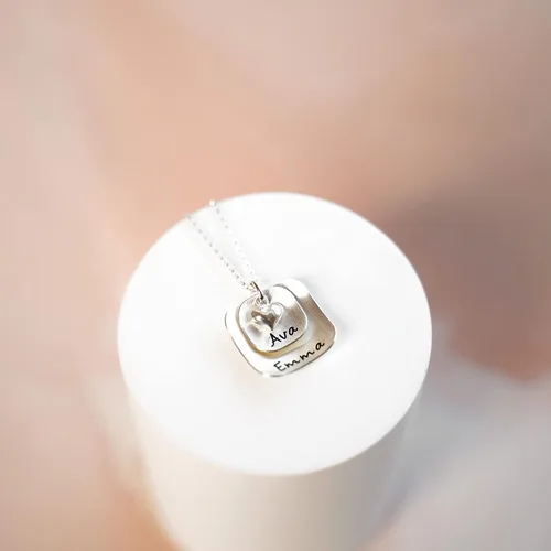 Vista 2 de El collar cuadrado de plata de ley Lucky Two viene con 2 dijes personalizables y un dije de corazón de plata de ley. Tu elección de cadena 925.