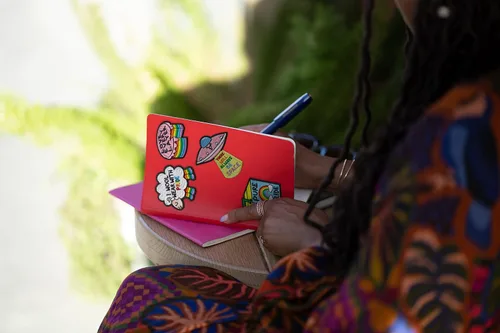 Vista 7 de Moleskine Se adhieren al orgullo, siempre habrá espacio, parche adhesivo de Ashton Attzs