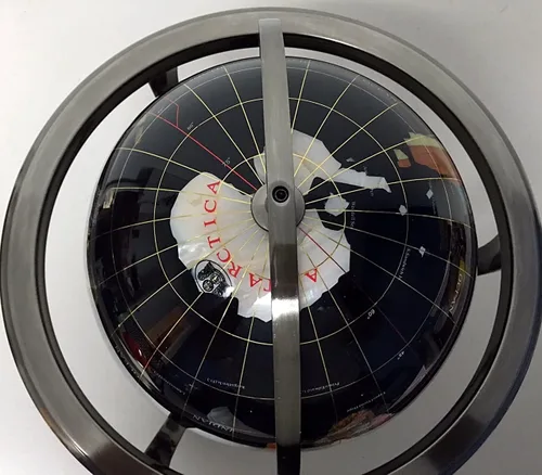 Vista 3 de GLOBO DE PIEDRA DE ÓNIX NEGRO DE 14" con soporte plateado