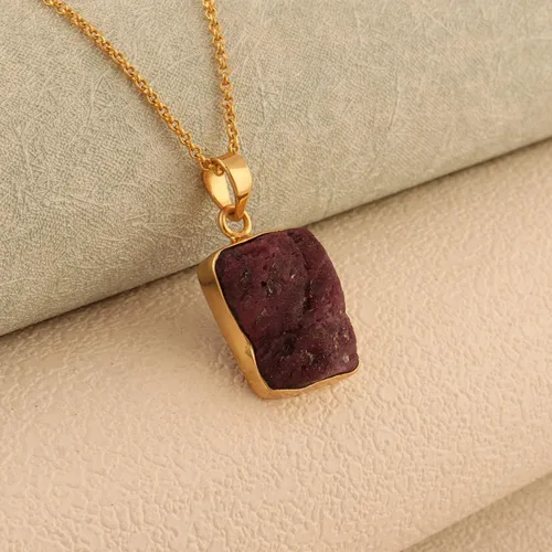 Vista 4 de Colgante de rubí, atractivo colgante de piedras preciosas crudas hecho a mano, regalo personalizado para ella, colgante de piedra natal