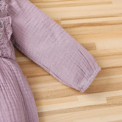 Vista 4 de Mono de algodón para bebé, ropa de niña con lazo para niña, un mameluco de encaje de lino para niñas de 0 a 24 meses (morado, 0 a 3 meses)