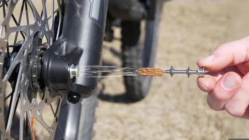 Vista 8 de Kit de Reparación de Neumáticos Sin Cámara MTB de Every Rider's Must - Herramienta de Enchufe de Neumáticos de Bicicleta Se Almacena en el Eje