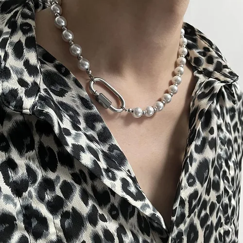 Vista 2 de Collar de perlas góticas para hombre, mosquetón de acero inoxidable punk, gargantilla de perlas unisex para mujeres