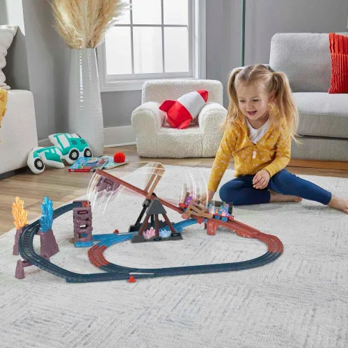Vista 2 de Thomas & Friends Juego de tren de juguete motorizado Crystal Caves Adventure con Thomas, puente basculante y 8 pies de pista para niños en edad