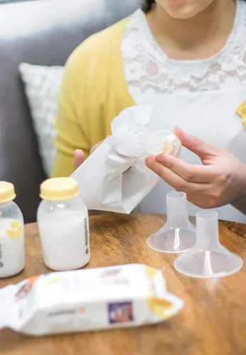 Vista 2 de Medela Quick Clean Toallitas para sacaleches y accesorios, 24