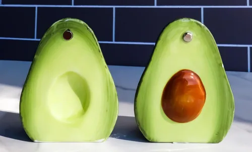 Vista 2 de Ebros - Juego de salero y pimentero de cerámica de superalimento delicioso en mitades de aguacate, figuras de fiesta, cocina, mesa, frutas