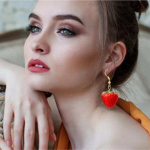 Vista 4 de Juego de joyas de fresa, aretes de fresa roja para mujeres y niñas, bonitos aretes colgantes de fresa simulados en 3D, collar de fresa de resina
