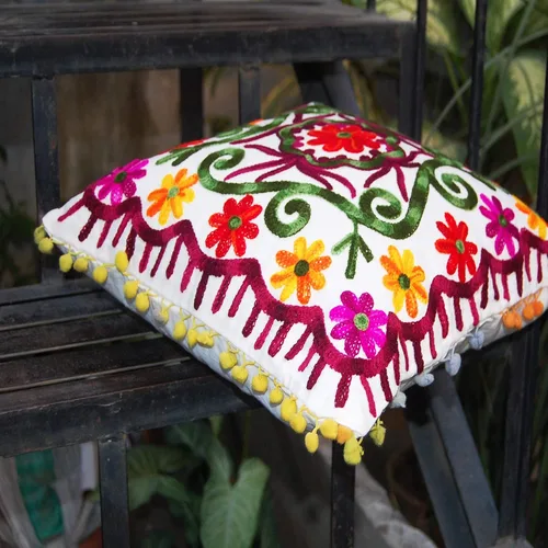Vista 3 de Funda de almohada bohemia Suzani bordada de 16 x 16 pulgadas, funda de almohada decorativa, cojines indios con pompones para exteriores, fundas