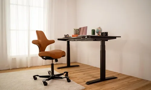 Vista 8 de HAG Capisco Silla de escritorio estándar ajustable, marco negro, asiento negro de vinilo ónix