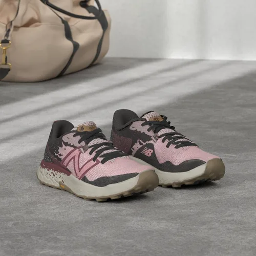 Vista 2 de New Balance - Zapatos de senderismo Fresh Foam X Hierro V7 para mujer
