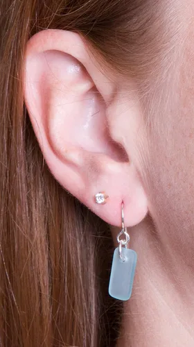 Vista 6 de Pendientes de cristal de mar Murmur - Pendientes de cristal de playa de alambre francés de ley para mujer de EcoSeaCo, utilizando