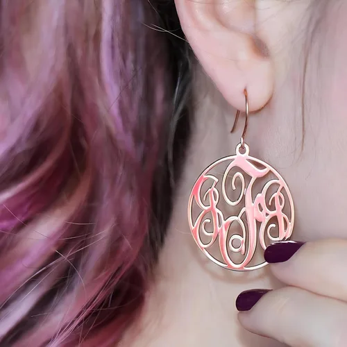 Vista 4 de Aretes de aro personalizados con monograma para mujer, aretes personalizados de 3 iniciales en plata de ley u oro, aretes hipoalergénicos, regalo