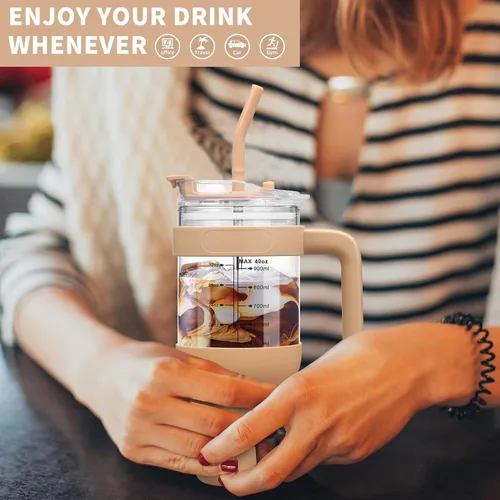 Vista 6 de Chunmo Vaso de vidrio de 40 onzas con 2 tapas, tapa de popote de bambú y tapa de popote 2 en 1, taza de café helado con asa, botella de agua de Ámbar
