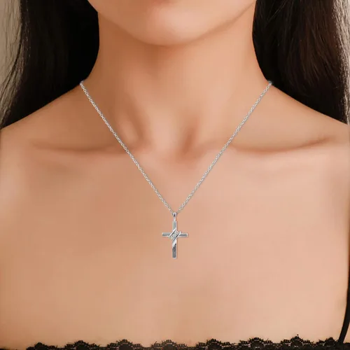 Vista 4 de Collar con colgante de cruz de tres piedras de diamantes de 10 quilates (0.05 cttw, I-JI2-I3) de 18 pulgadas, Diamante y oro, Diamante