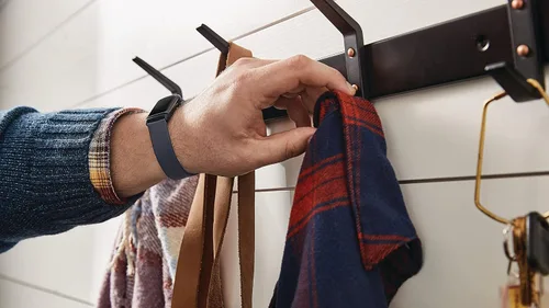 Vista 4 de Fitbit Charge 5, correa de cuero vegano, índigo, grande