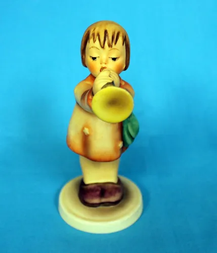 Vista 2 de La figura Hummel Little Drummer de 4.25 pulgadas es una atractiva figura coleccionable que se verá bien en tu estante de exhibición de figuras