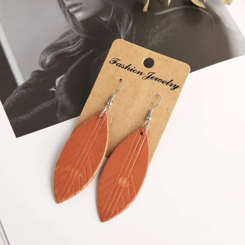 Vista 4 de Pendientes de hoja de cuero para mujer, con colgante de moda, para primavera, verano y otoño, Cuero, no conocido