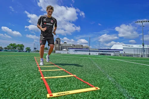 Vista 3 de Kwik Goal Escalera Agility Amarilla Rojo, 20 pies de largo x 20 pies de ancho