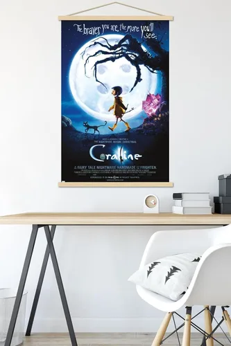 Vista 5 de Trends International Coraline - Póster de pared de una hoja Braver, 22.37 x 34.00 pulgadas, paquete de impresión premium y colgador de madera de haya