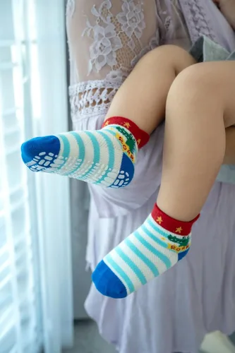 Vista 3 de RATIVE - Calcetines antideslizantes con agarre para bebés, niños y niñas