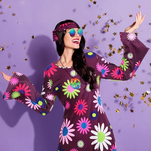 Vista 6 de Jenaai Conjunto de 8 piezas de disfraz hippie de los años 60 y 70 para mujer, signo de la paz, aretes, collar, vestido bohemio, diadema, calcetines