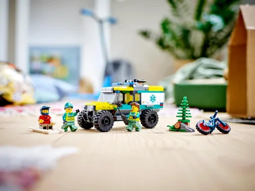 Vista 4 de LEGO 40582 City 4x4 Ambulancia de Rescate Todoterreno Edición Limitada 2023 Set 6+ 162 Piezas con Vehículo Todoterreno Genial y 3 Minifiguras