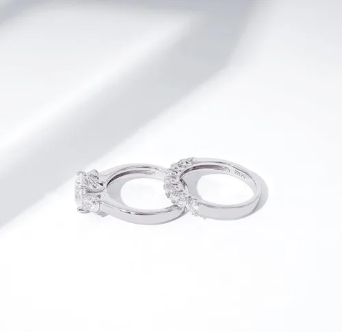 Vista 3 de Amazon Essentials Anillo de plata de ley chapado en platino con elementos infinitos y circonita cúbica de tres piedras