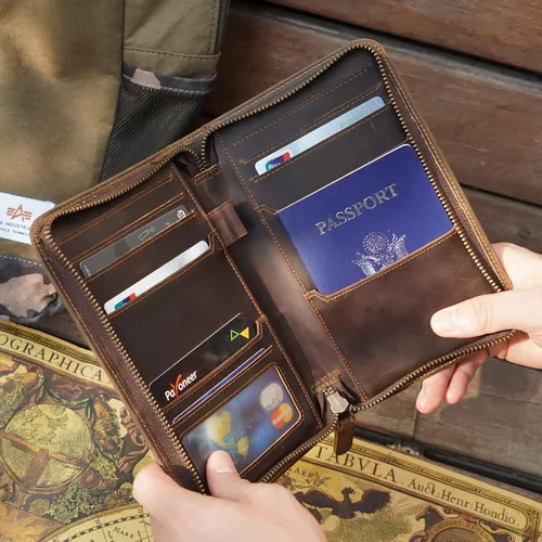 Vista 2 de Polare - Funda para pasaporte de cuero de grano completo para hombre, con bloqueo RFID, cartera de viaje con capacidad para 4 pasaportes, Marrón