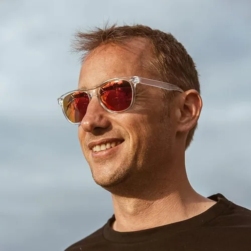Vista 2 de SUNOVELTIES Paquete de 1224 gafas de sol de neón para fiesta, espejolentes de gelatina, lentes a granel, con borde de cuerno para hombres y mujeres