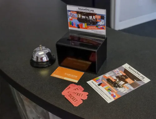 Vista 2 de SourceOne caja de donaciones con sostén para firma y cierre, 5 pulgadas de ancho, Negro