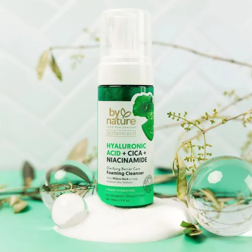 Vista 3 de Limpiador espumoso By Nature con ácido hialurónico + Cica - Limpiador facial hidratante para una piel brillante y fresca - Cuidado de la piel