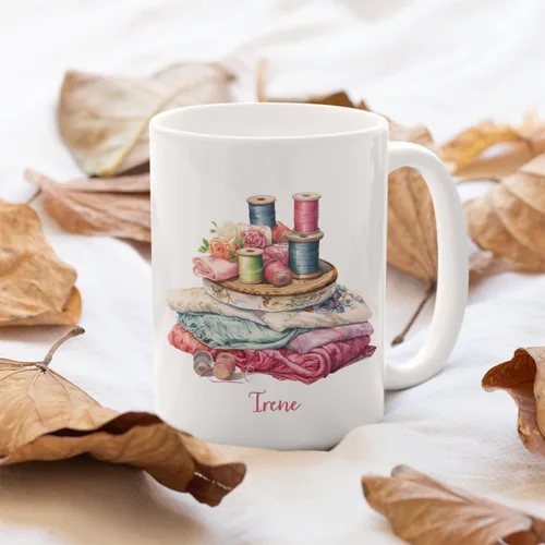 Vista 2 de Taza de café personalizada de pila de tela e hilos, Taza de máquina de coser, Taza de cerámica con nombre personalizado Regalos para amantes