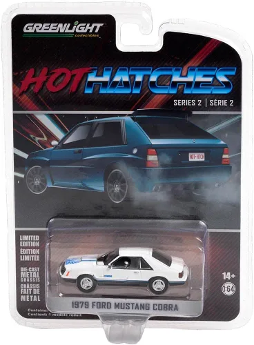 Vista 2 de Greenlight 63020-C Hot Hatches Series 2 - Mustang Cobra 1979 - Blanco y Azul Medio Resplandor Escala 1:64 Diecast
