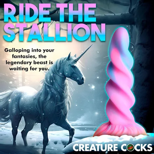 Vista 4 de CREATURE COCKS Consolador de silicona de unicornio que brilla en la oscuridad para hombres, mujeres y parejas. Firme y flexible, base de succión
