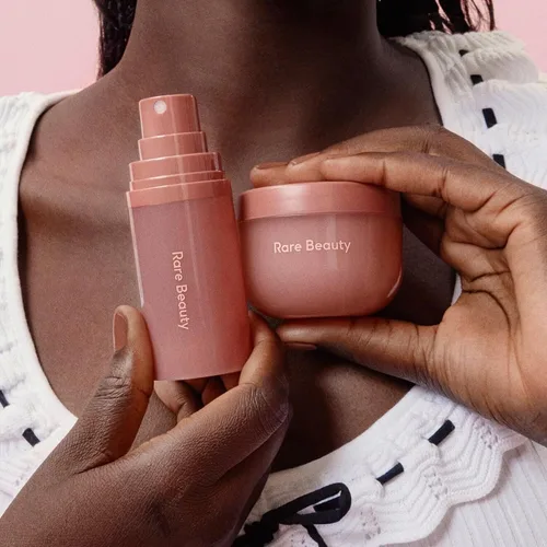 Vista 2 de Rare Beauty Mini Find Comfort - Despierta la confianza - Set de regalo esencial para el cuerpo, mini crema corporal animosa y mini fragancia