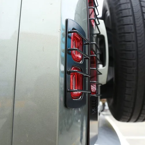 Vista 5 de YIWANG Cubierta de luz trasera negra inoxidable para Land Rover Defender 90 110 2020-2022 (estilo B)