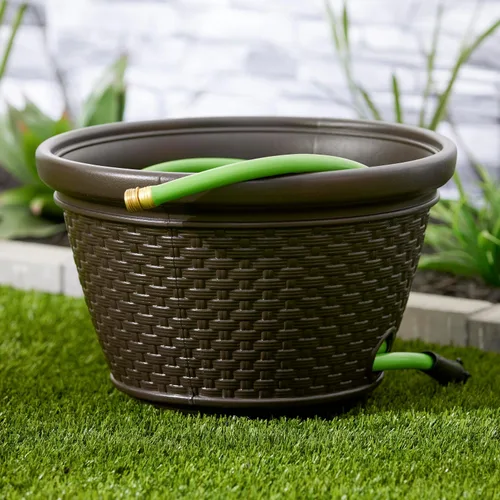 Vista 5 de Suncast Paquete de 2 macetas decorativas de mimbre para manguera de jardín con 4 agujeros de drenaje para mangueras de 100 pies, Java