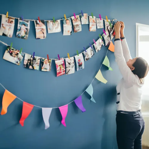 Vista 6 de 150 clips de pared para colgar fotos, manualidades, oficina, hogar, póster, bandera, resortes fuertes, pasadores de ropa pequeños, pinzas de madera