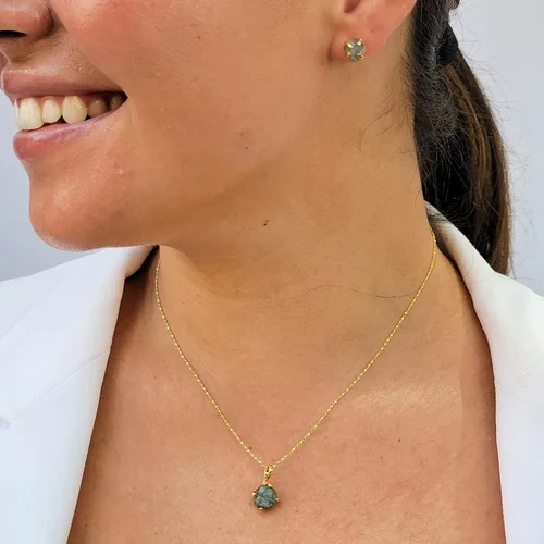 Vista 100 de Aretes de piedra preciosa natural en bruto con oro amarillo sobre plata de ley 925, 6 a 0.276 in, regalo de piedra de nacimiento de calidad genuina