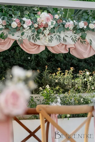 Vista 4 de Guirnalda de eucalipto artificial de 9 pies con flores, flores de arco de boda, centros de mesa de novios, decoración de mesa para cabecera, telón