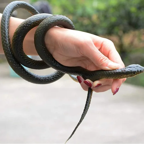 Vista 5 de Outee 7 serpientes de goma realistas – Juguetes falsos de serpiente negra de 15 a 47.2 pulgadas para accesorios de jardín, pájaros asustadores