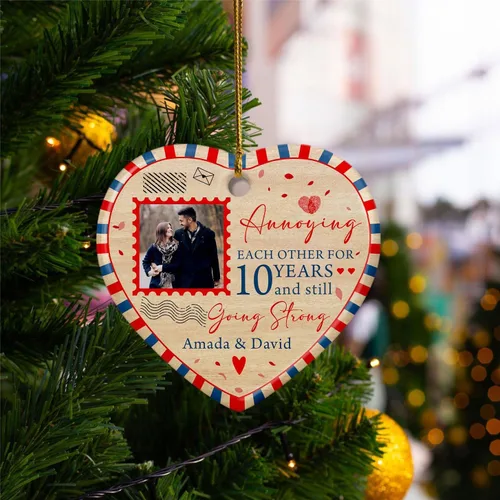 Vista 5 de Adorno de Navidad personalizado con foto de pareja 2025 con cualquier imagen, adorno de Navidad molesto, carga cualquier foto, adorno de cerámica