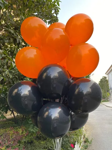 Vista 4 de 100 globos de látex de 12 pulgadas en negro y naranja, perfectos para Halloween, graduación, cumpleaños, baby shower, Acción de Gracias
