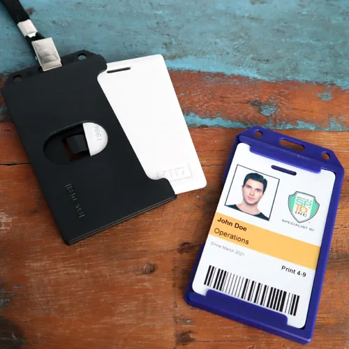 Vista 2 de Tarjetero rígido Specialist ID para múltiples tarjetas, 2 lados, Negro